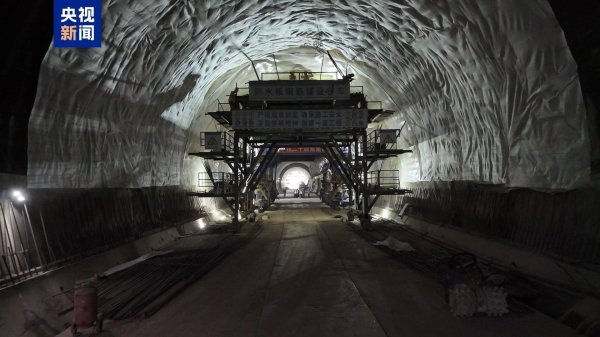 上阳网配资 西渝高铁伍家岚一号隧道贯通